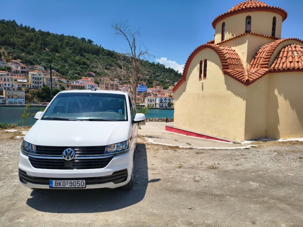 Weißer VW Transporter T6 9-Sitzer-Minivan für Privattransfers ab Sparta
