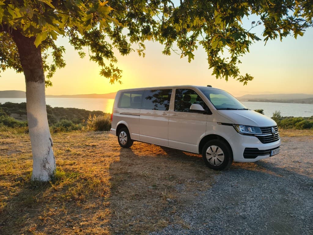 Weißer VW Transporter T6 9-Sitzer-Minivan für Privattransfers ab Sparta