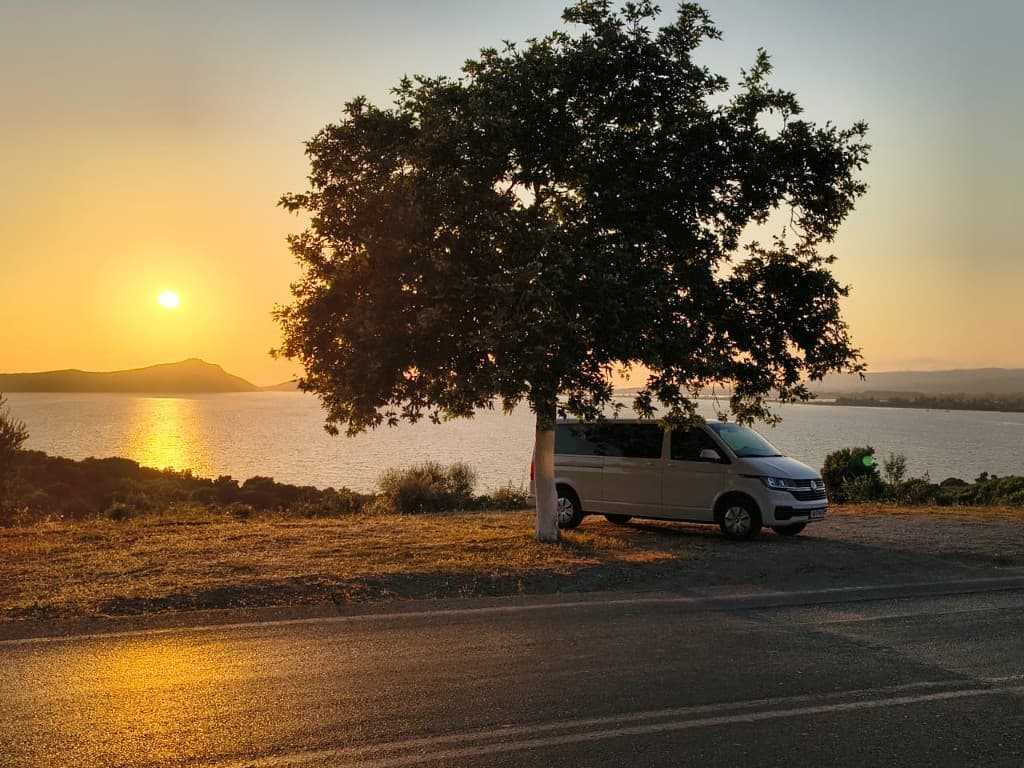 Weißer VW Transporter T6 9-Sitzer-Minivan für Privattransfers ab Sparta