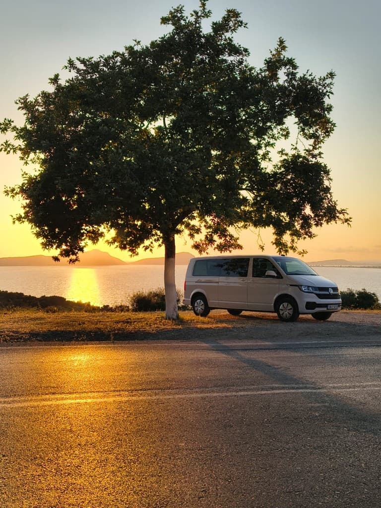 Weißer VW Transporter T6 9-Sitzer-Minivan für Privattransfers ab Sparta