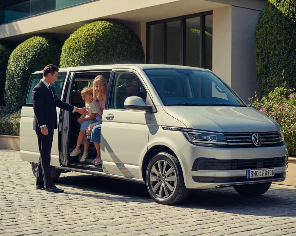 Weißer VW Transporter T6 9-Sitzer-Minivan für Privattransfers ab Sparta