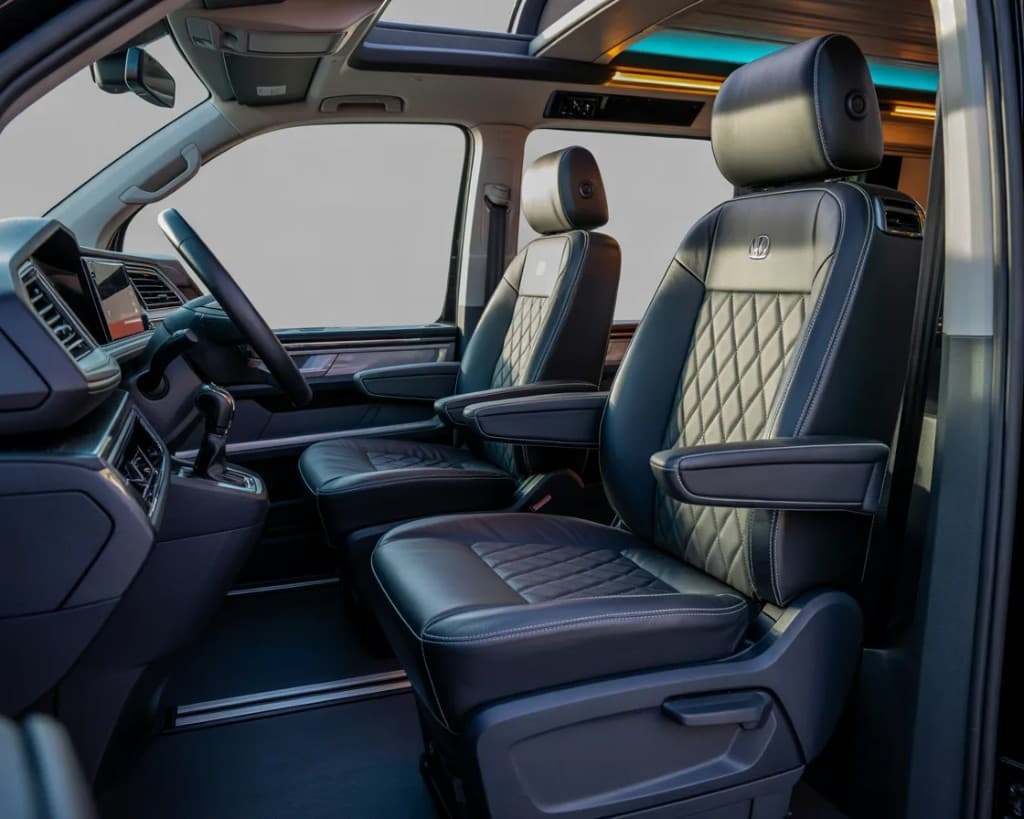 Weißer VW Transporter T6 9-Sitzer-Minivan für Privattransfers ab Sparta
